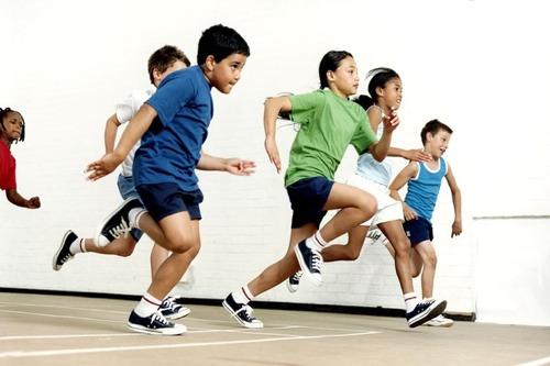 Crianças brincando e correndo / Foto: Getty Images